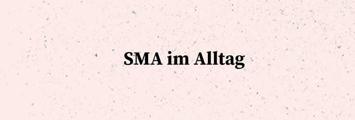 Beige gesprengelter Hintergrund mit Schriftzug „SMA im Alltag".