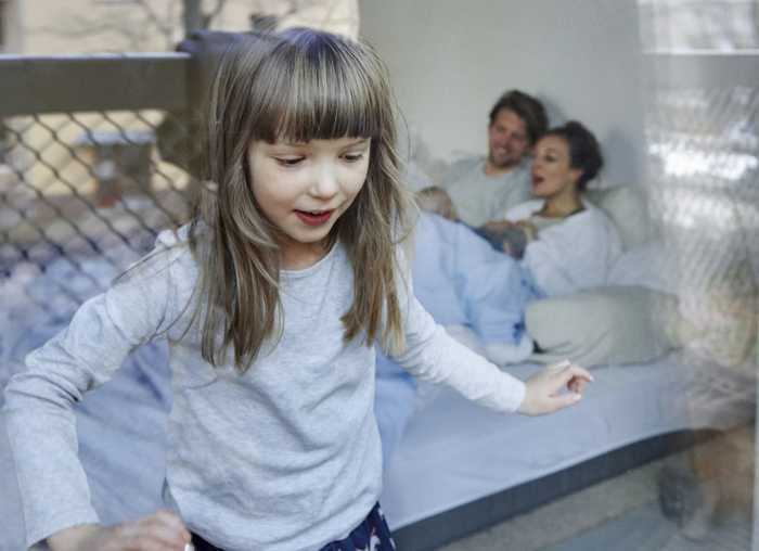 Mädchen steht am Fenster